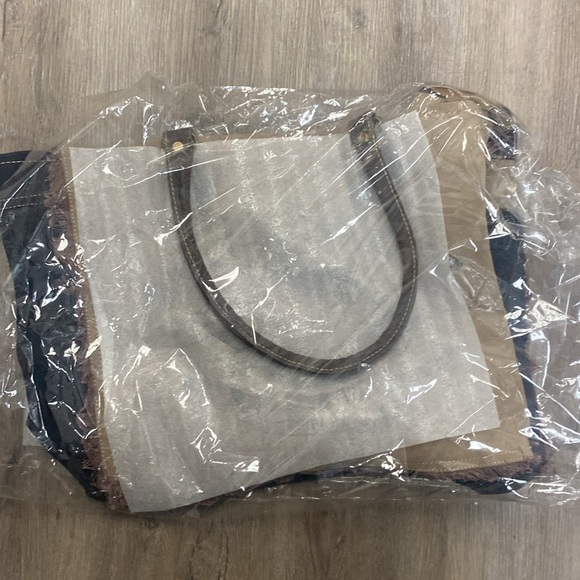 Clea Ray Pret-a-Porter French vintage inspired duffle bag.  NWT. 16”x14”x7” tote - Picture 7 of 10